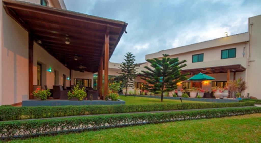 Fiesta Royale Hotel Аккра Экстерьер фото